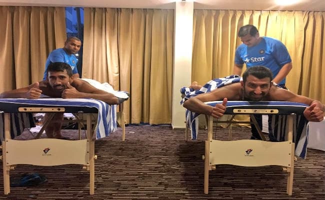 ऑस्ट्रेलिया की धुनाई के बाद इस तरह मसाज कराते नजर आये पुजारा-साहा