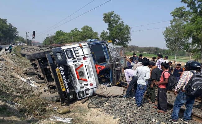 नामकुम : रेलवे ट्रैक पर पलटा ट्रक, दो घंटे तक रेल सेवा बाधित