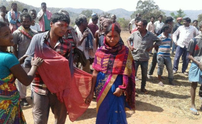 आपत्तिजनक हाल में प्रेमी युगल पकड़ाये, ग्रामीणों ने बैठक कर कराया विवाह