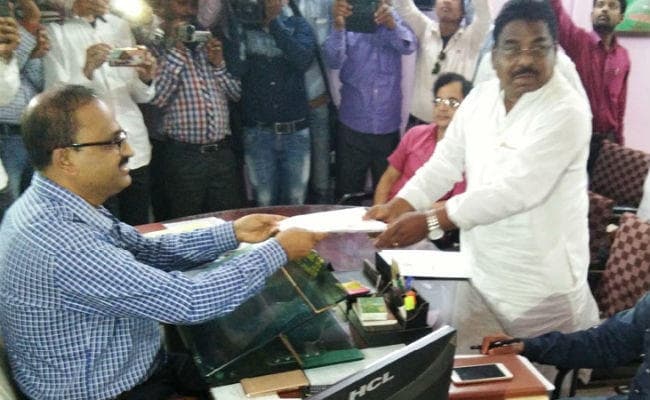 पाकुड-लिट्टीपाड़ा विस उपचुनाव के लिए साइमन मरांडी ने भरा नामांकन