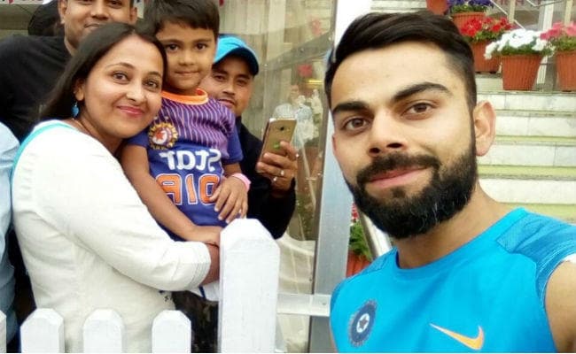 अपने नन्‍हें प्रशंसक आदित्‍य के साथ विराट कोहली ने ली सेल्‍फी
