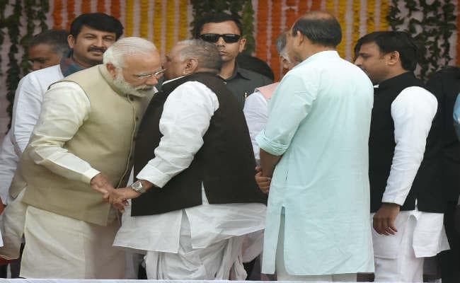 मोदी के कान में मुलायम की फुसफुसाहट का खुल गया राज