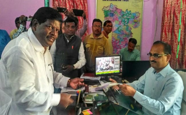 लिट्टीपाड़ा की चुनावी जंग : हेमलाल मुर्मू ने भाजपा उम्मीदवार के रूप में नामांकन दाखिल किया