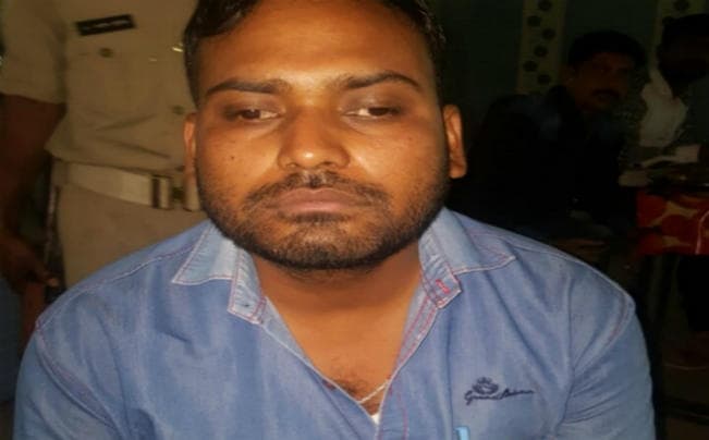 चाईबासा में रिश्वत लेते कंप्यूटर ऑपरेटर अनुज कुमार गिरफ्तार