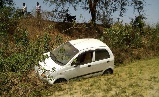 हाइवे पर 15 फीट गड्ढे में गिरी कार और उस पर सवार शख्स को खरोंच तक नहीं आयी