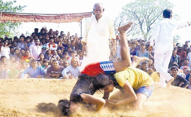 दंगल में महिला पहलवानों ने दिखाया दम-खम