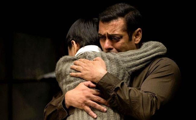 रिलीज से पहले ही सलमान की ''ट्यूबलाइट'' ने तोड़ा रिकॉर्ड, शाहरुख को दी पटखनी