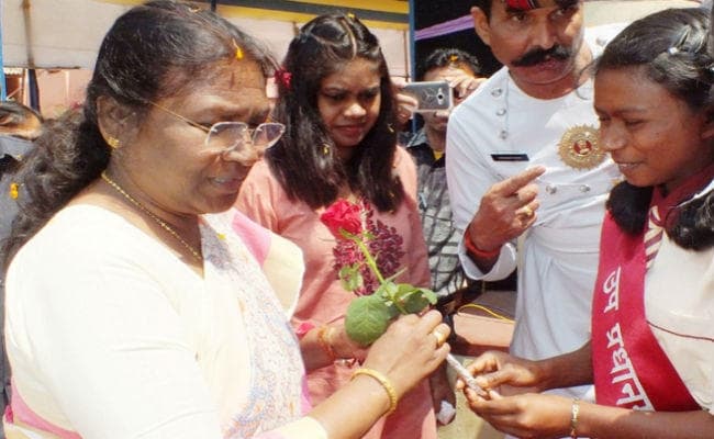 दुमका के दौरे पर राज्यपाल द्रौपदी मुर्मू, कहा - सूर्य सा अनुशासित एवं चंद्रमा सा शीतल बनें