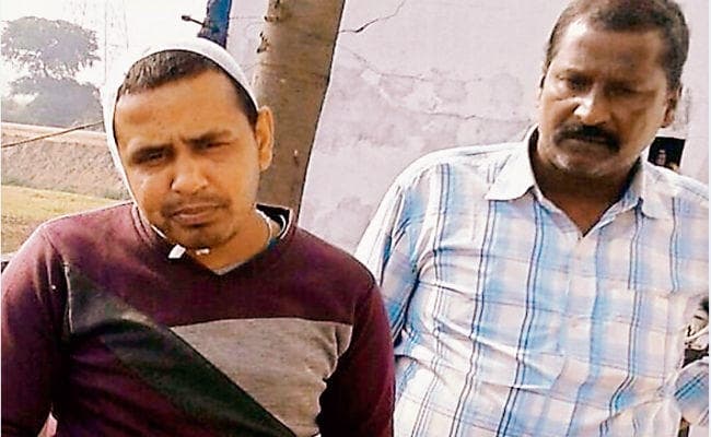 थाने से 500 मीटर दूर पेट्रोल पंप से 1.28 लाख रुपये की लूट, हथियार व कारतूस भी ले गये