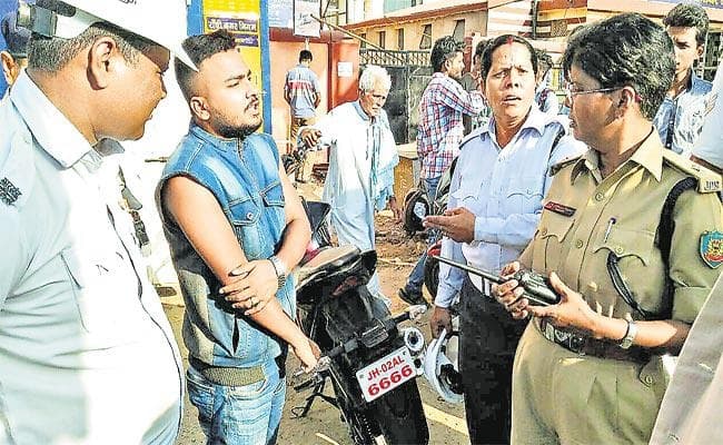 रांची : पुलिस ने बाइक रोकी, तो युवक बोला : एडीजी मेरे चाचा हैं, वरदी उतरवा देंगे