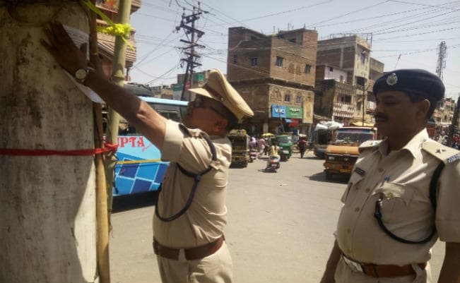 गुमला : इनामी नक्सलियों के खिलाफ शहर में पुलिस ने साटा पोस्टर, जनता से मांगा सहयोग