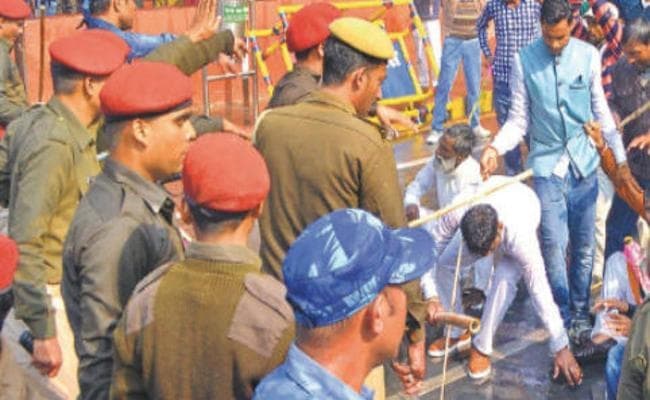 बिहार : पटना में नियोजित शिक्षकों व पुलिस के बीच भिड़ंत, पथराव