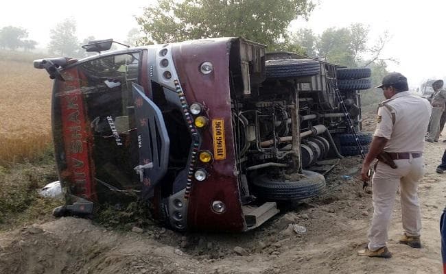 टाटा से सीवान आ रही बस पलटी, एक दर्जन यात्री घायल