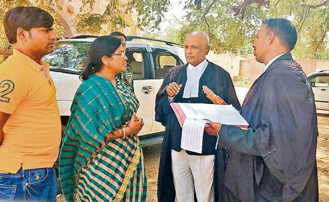 डीसी व एएसपी समेत 25 अफसरों पर दर्ज करें केस