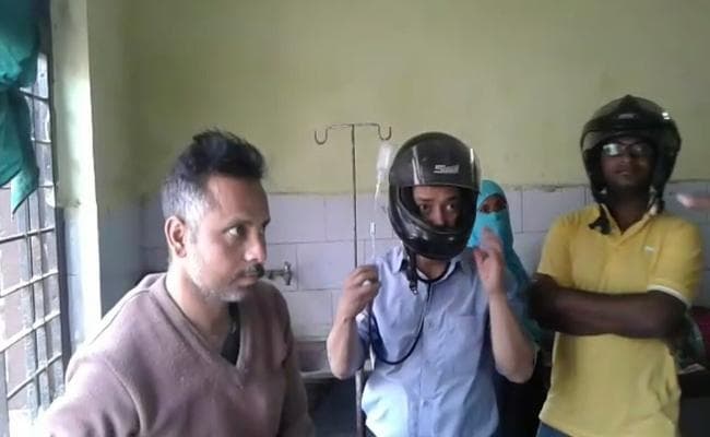 VIDEO : महाराष्ट्र में डॉक्टरों की पिटाई, बिहार में विरोध, हेलमेट पहन कर रहे इलाज