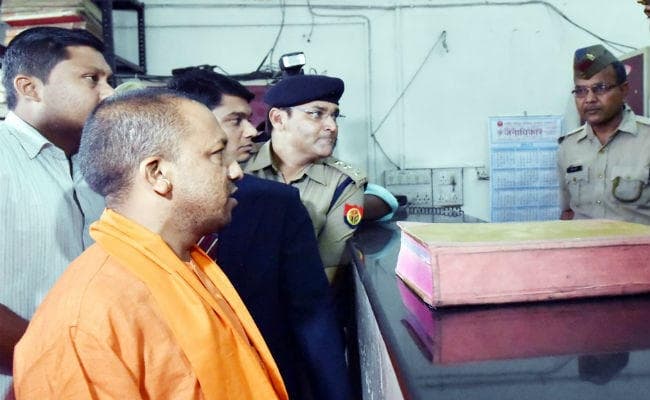 एसिड अटैक पीडि़ता ने मिलने अचानक केजीएमयू अस्पताल पहुंचे सीएम योगी