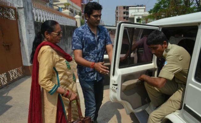 नीरज सिंह हत्याकांड : संदिग्धों के मकानमालिक को पुलिस पूछताछ के लिए ले गयी