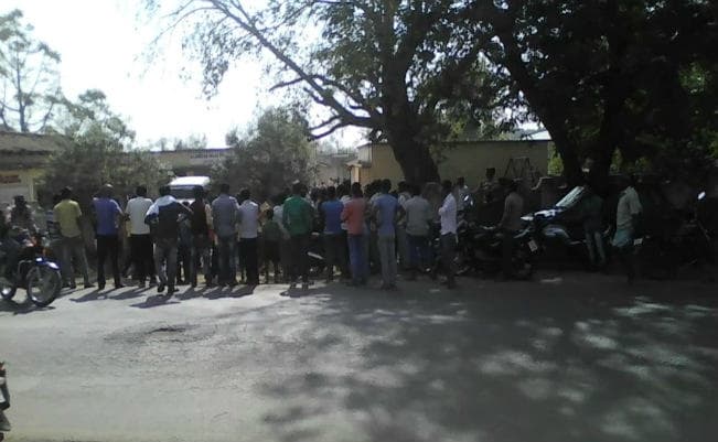 गढ़वा : जहरीले इंजेक्शन की उड़ी अफवाह, रंका में सर्व शिक्षा अभियान के दो अधिकारियों को ग्रामीणों ने घेरा