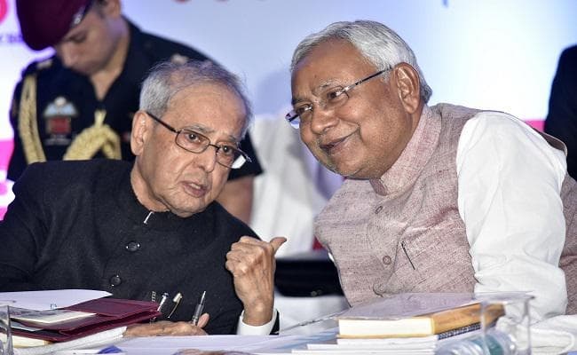 पटना में राष्ट्रपति प्रणव मुखर्जी ने की CM नीतीश की तारीफ, कहा- बिहार में आया आश्चर्यजनक परिवर्तन