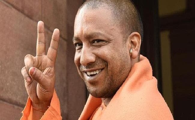 योगी ने दिया निर्देश अपनी मरजी से बैठे जोड़े को ना करें परेशान