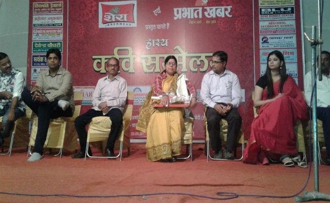 प्रभात खबर कवि सम्मेलन : दरभंगा में सजी हास्य रचनाओं की महफिल, खिलखिला उठी शाम