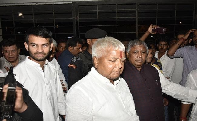 मंच टूटने से लालू के कमर में लगी चोट, IGIMS में किया गया इलाज