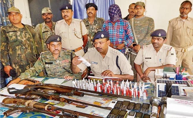 दो हार्डकोर नक्सली गिरफ्तार राइफल व डेटोनेटर बरामद