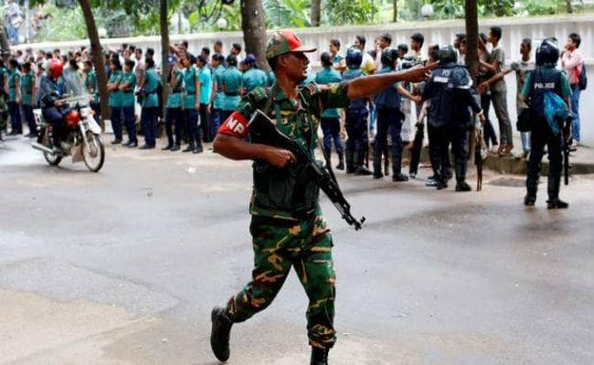 ढाका हवाईअड्डे पर जीन्स और शर्ट पहने पहुंचा आतंकी और खुद को उड़ा लिया