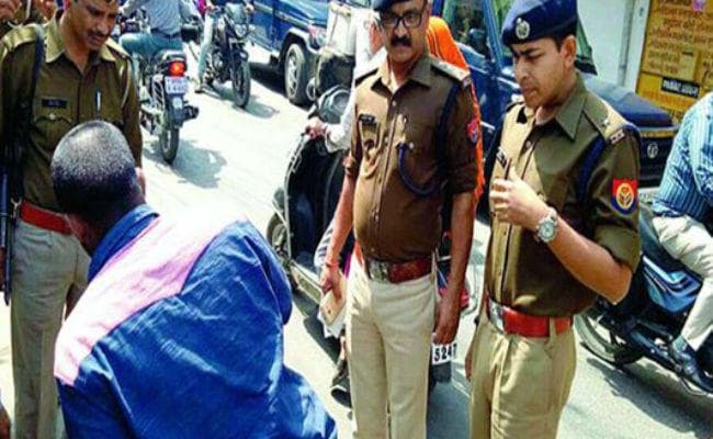 #AntiRomeoSquads : योगी राज में घरवाले कहते हैं बेटा संभलकर जाना...