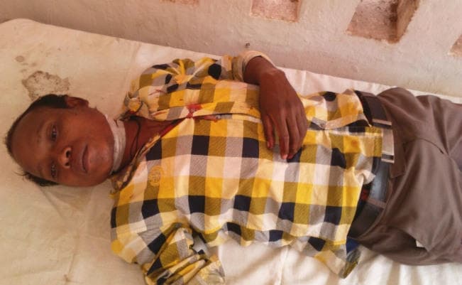 युवक छूरा  से अपना गला रेत रहा था, गला रेतते देख दो बच्चे हो गये बेहोश