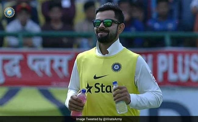 ...और धर्मशाला टेस्ट में ड्रिंक्समैन बन ग्राउंड पर उतरे कोहली