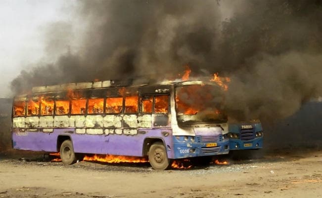 हजारीबाग : नया बस स्टैंड में खड़ी दो बसों में आग लगी, मची अफरा-तफरी