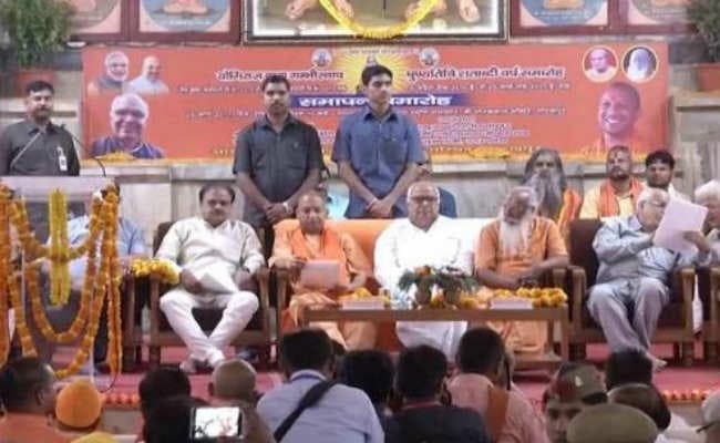 सीएम योगी की मौजूदगी में उठी राम मंदिर निर्माण की मांग