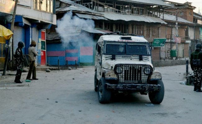 जम्मू कश्मीर में पुलिस दल पर हमला करने की कोशिश करते 2 आतंकवादी ढेर