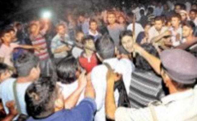 साकची: युवकों के बीच लड़ाई के बाद बिगड़ा माहौल, दो गुटों में भिड़ंत लाठीचार्ज, तनाव