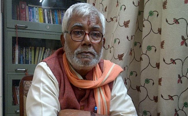 भाजपा सांसद हुकुमदेव की दबंगई, अकेले बस में सवार हो विमान तक पहुंचे, हंगामा