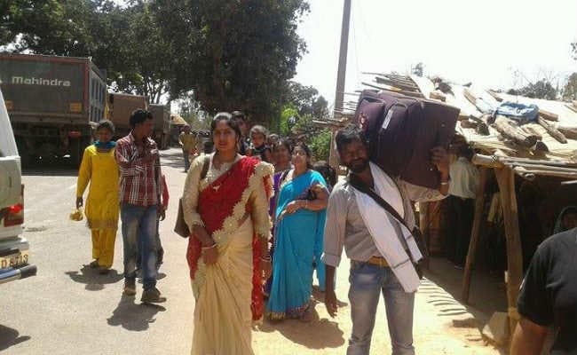 गुमला बंद : नेतरहाट में हवाई अड्डा व भूमि बैंक का विरोध, छत्तीसगढ़ व उड़ीसा राज्य जाने वाली बसें फंसी