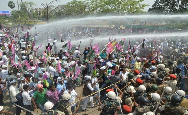 बिहार : विधानसभा काे घेरने जा रहे पप्‍पू समर्थकों की पिटाई, आंसू गैस के गोले भी चले