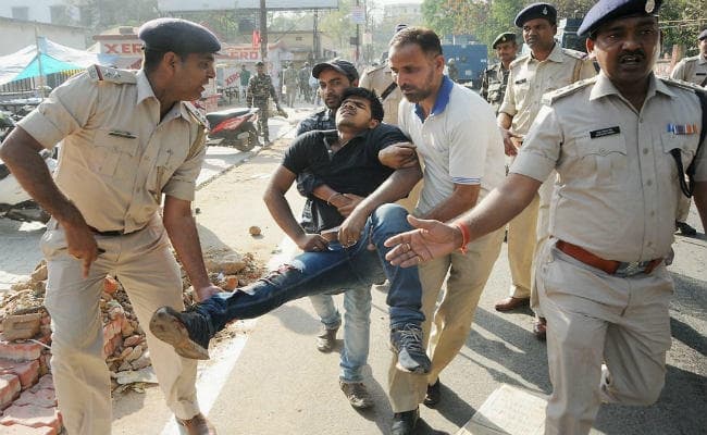 जेपीएससी के सामने प्रदर्शन कर रहे छात्र हुए उग्र, पुलिस ने किया लाठीचार्ज, कई घायल