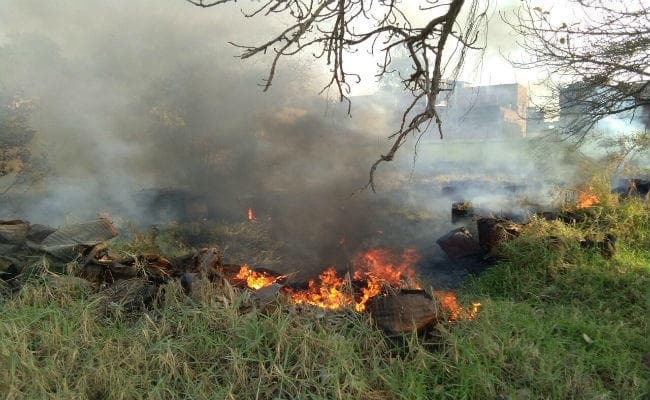 Video कैमूर के मोहनिया पीडब्लूडी परिसर में लगी आग, 20 ड्रम अलकतरा जला