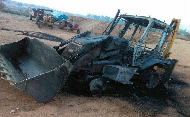 हजारीबाग : विष्णुगढ़ में उग्रवादियों ने कंस्ट्रक्शन कंपनी के JCB को आग के हवाले किया