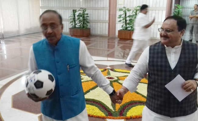 भाजपा संसदीय दल की बैठक में फुटबॉल लेकर पहुंचे खेल मंत्री विजय गोयल