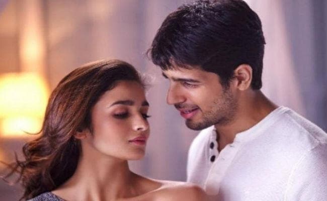 अवार्ड फंक्‍शन में एकदूसरे का हाथ थामे पहुंचे सिद्धार्थ मल्‍होत्रा और आलिया भट्ट, वीडियो