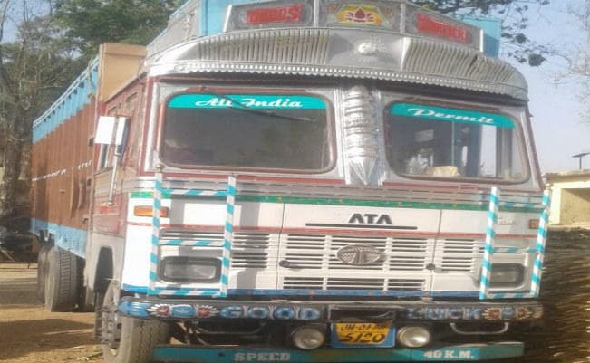 पांच लाख की लकड़ी के साथ ट्रक जब्त, चालक-खलासी गिरफ्तार