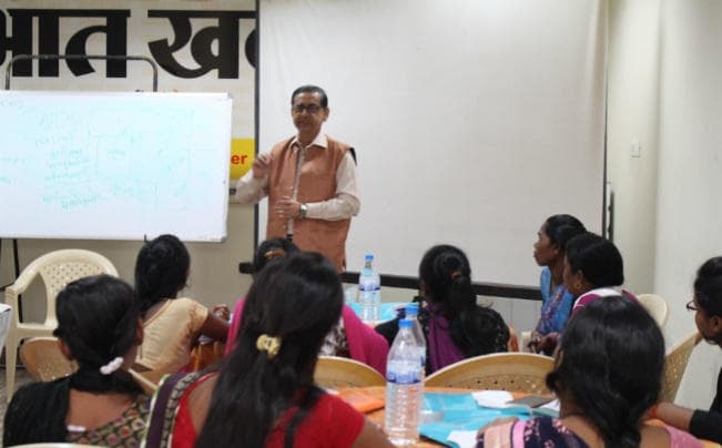 सखी मंडलों के प्रशिक्षण शिविर में बोले पीके झा, अपने दम पर बदल दें गांवों की तसवीर