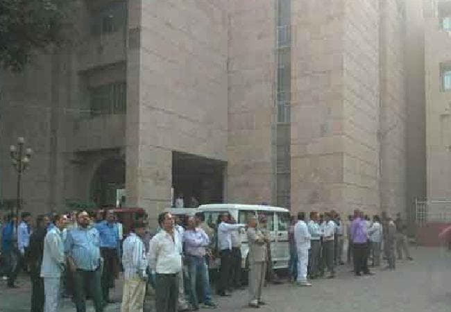 लखनऊ सचिवालय में आग लगी , आग तीसरी मंजिल तक फैली