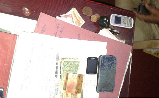 गुमला : हनुमान का सिक्का, विदेशी नोट, पासपोर्ट सहित 12 लाख की गाड़ी बरामद