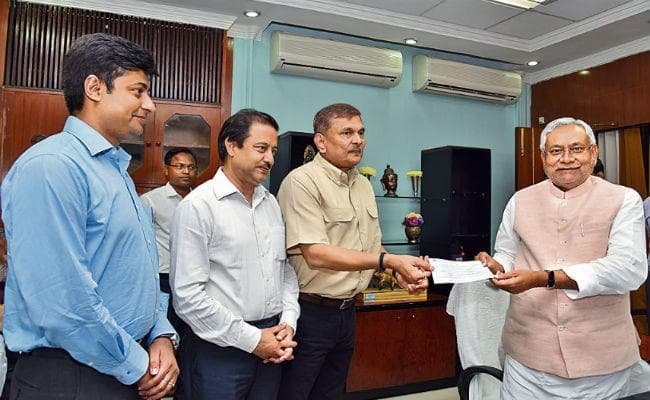 मुख्यमंत्री राहत कोष के लिए तीन करोड़ का चेक सौंपा