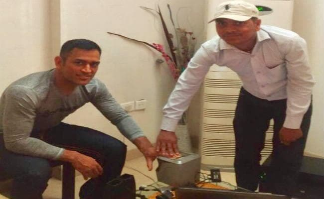 सोशल मीडिया पर सार्वजनिक हुई धौनी के आधार से जुड़ी जानकारी, साक्षी को आया गुस्सा