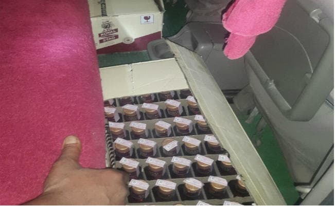 भारत सरकार लिखी लग्जरी कार से भारी मात्रा में शराब बरामद, सांसद प्रतिनिधि के बेटे का आया नाम